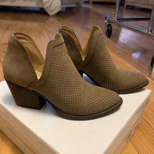 Cute taupe Steve Madden booties!!